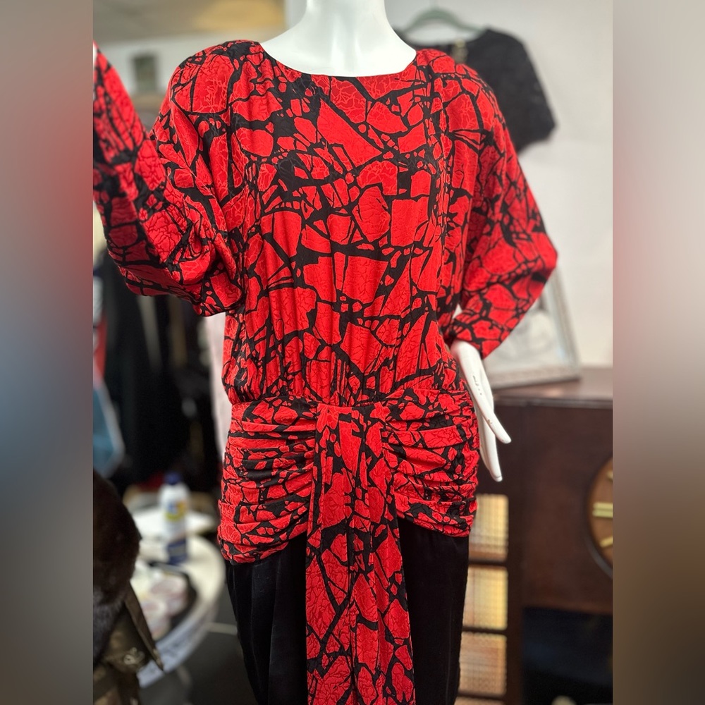 Art Deco Design Silk Chemise Liancarlo for Cache Midi Length Perfection